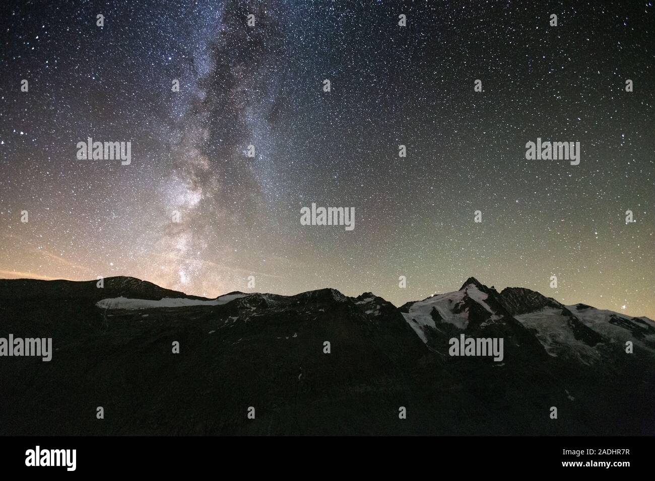 Ciel étoilé, Voie Lactée. Paysage de nuit. Le Glocknergruppe massif alpin ; Großglockner mountain peak. Parc national de Hohe Tauern. Alpes autrichiennes. L'Europe Banque D'Images