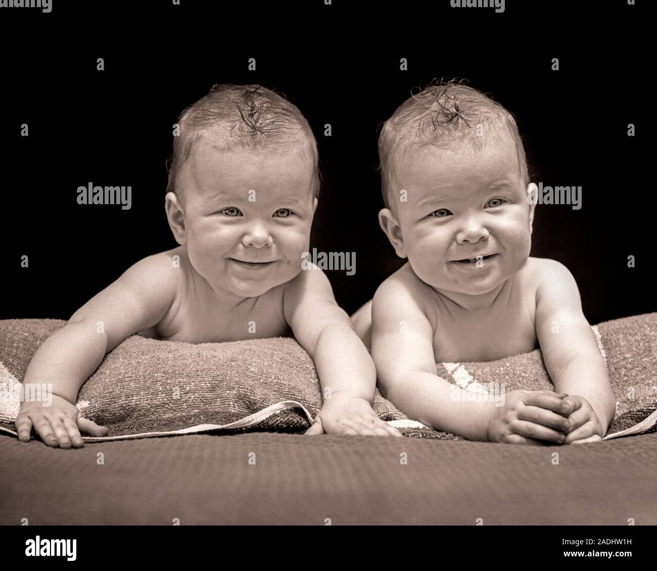 1930 TWIN BABY SMILING GIRLS LYING side by side LOOKING AT CAMERA - b3506 HAR001 HARS, SANTÉ DES FEMMES DE LA VIE DE L'AMITIÉ ESPACE COPIE D'INSPIRATION mi-longueur CORRESPONDENT À DES EXPRESSIONS SŒURS SŒURS B&W CONTACT VISUEL CORRESPONDANT À MÊME BONHEUR JOYEUX CHOIX force sourires d'ENFANT JOYEUSE CONCEPTUEL DE CONNEXION À L'apparence élégante de la croissance des juvéniles EN DOUBLE COOPÉRATION SE RESSEMBLENT L'UNITÉ NOIR ET BLANC bébé fille l'origine ethnique caucasienne HAR CLONE001 old fashioned Banque D'Images