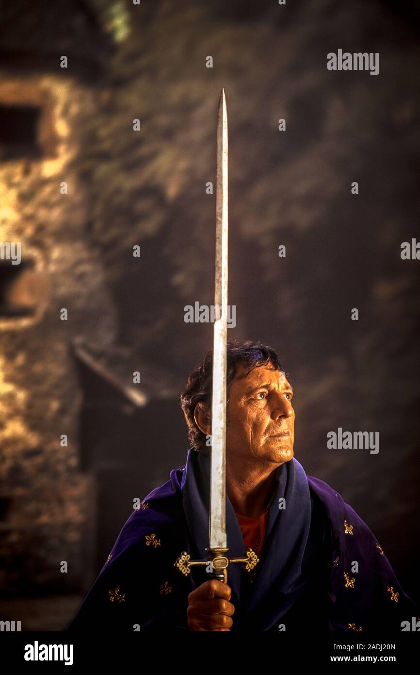 Années 1980 LE MOYEN AGE CHEVALIER FRANÇAIS PORTANT ROBE MAUVE AVEC FLEUR DE LIS d'or tenant une grande épée à la verticale - kc9792 PHT001 COPIE ESPACE RURAL HARS, mi-longueur GOLDEN personnes occupent l'INSPIRATION CHRÉTIENNE MÂLES CARACTÈRES EXPRESSIONS CONFIANCE OBJECTIFS TRISTESSE ÂGES DEBOUT LAME AVENTURE VIOLET PROTECTION ARTISTE GUERRIER RELIGIEUX CHRISTIANISME EXCITATION PUISSANT LEADERSHIP FIERTÉ L'autorité royale aristocrate acteurs métiers artiste du spectacle CONSACRÉE FOI FIDÈLE MID-ADULT MID-ADULT MAN ARTISTES INTERPRÈTES OU EXÉCUTANTS DE L'origine ethnique caucasienne croyance spirituelle ANCIENNE INSPIRATION DÉVOTE Banque D'Images