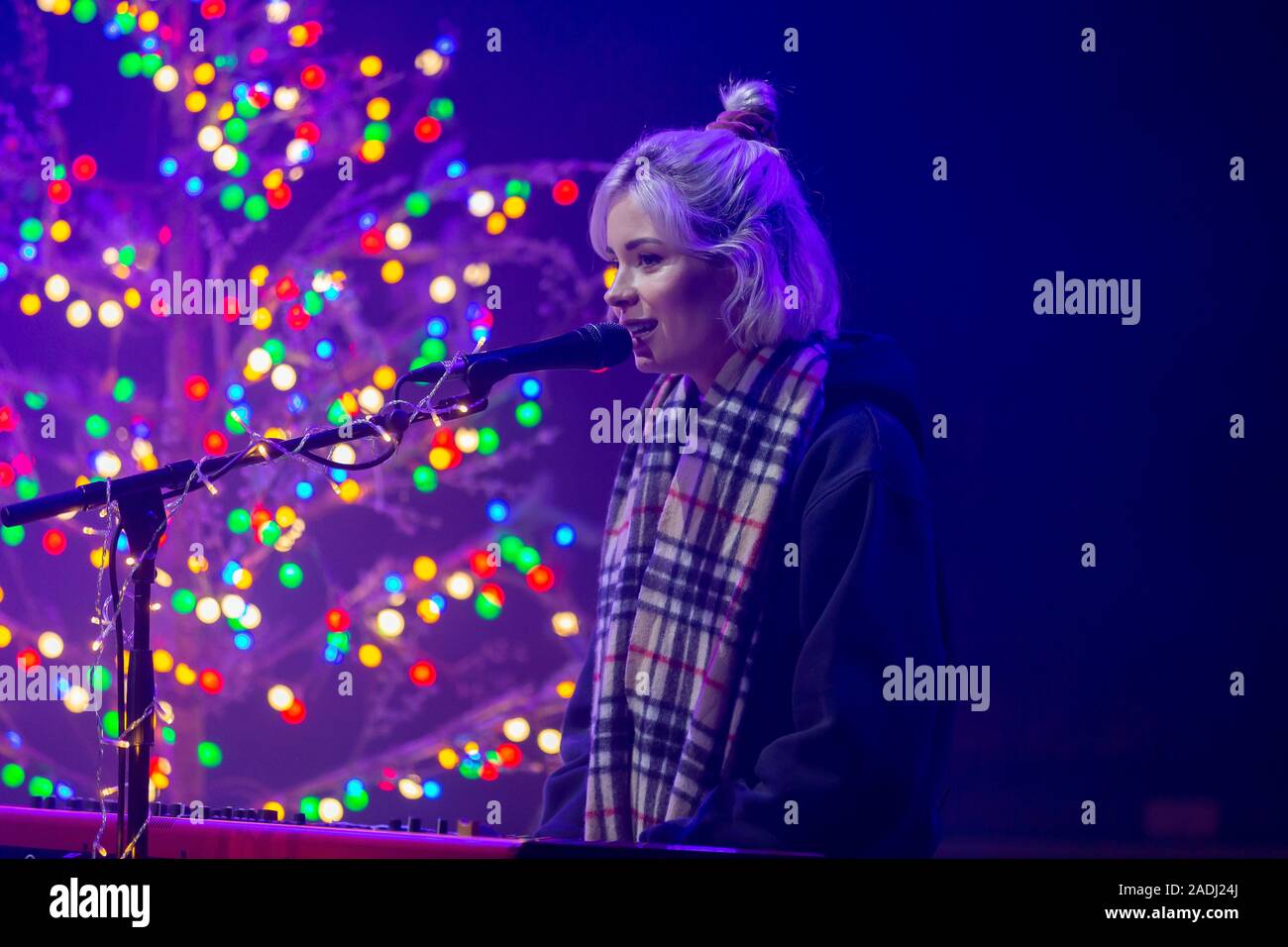 Glasgow, Écosse: 02 décembre 2019 le chanteur-compositeur écossais Nina Nesbitt se produit à la première date de sa courte tournée acoustique. Banque D'Images