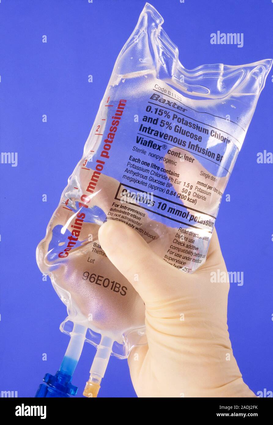 Sac en perfusion intraveineuse. Main gantée tenant un goutteàgoutte