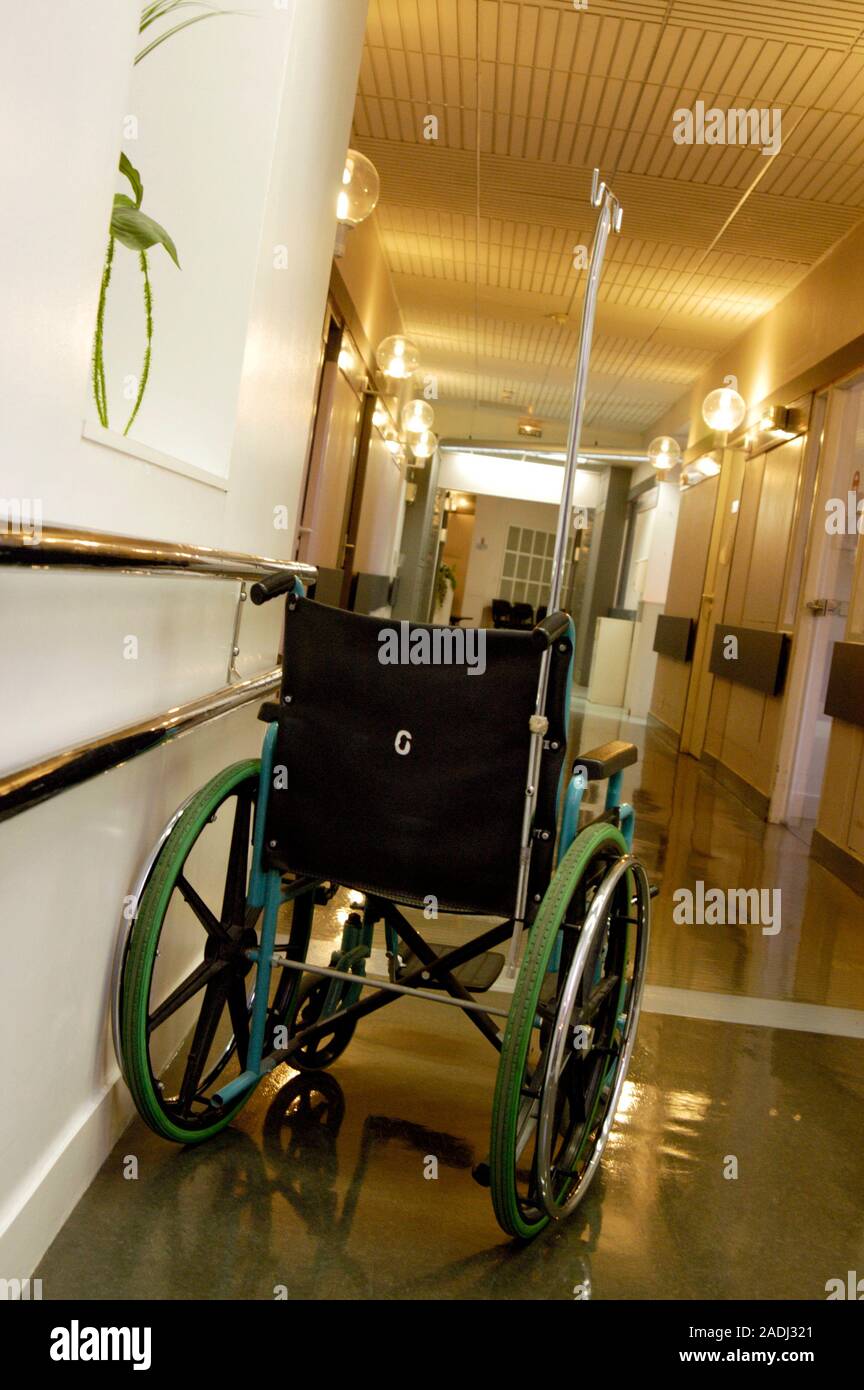 Fauteuil roulant. Fauteuil roulant vide dans un couloir de l'hôpital ...
