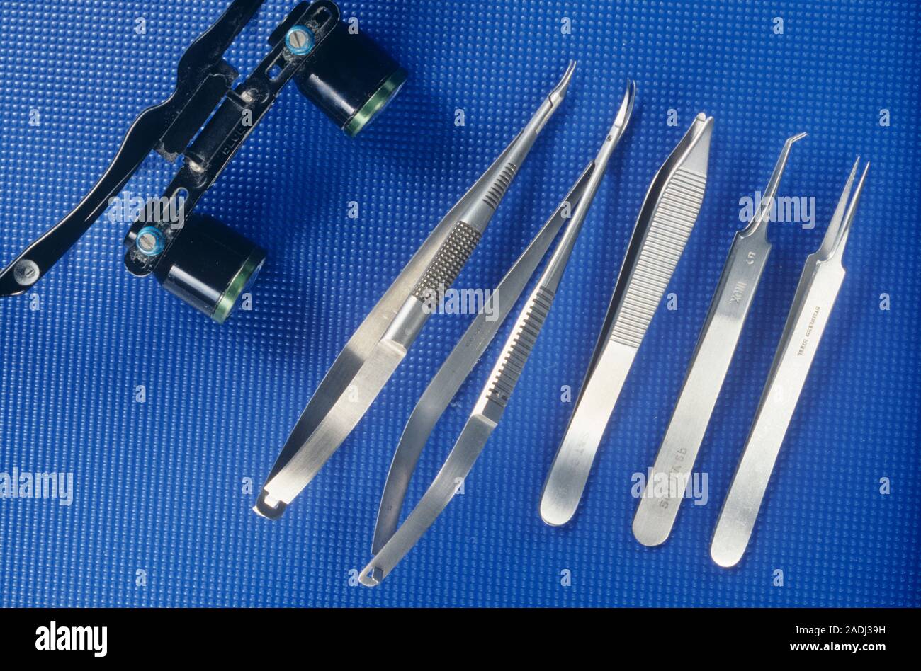 Les instruments chirurgicaux. Loupes, pinces et ciseaux utilisés en chirurgie. Banque D'Images
