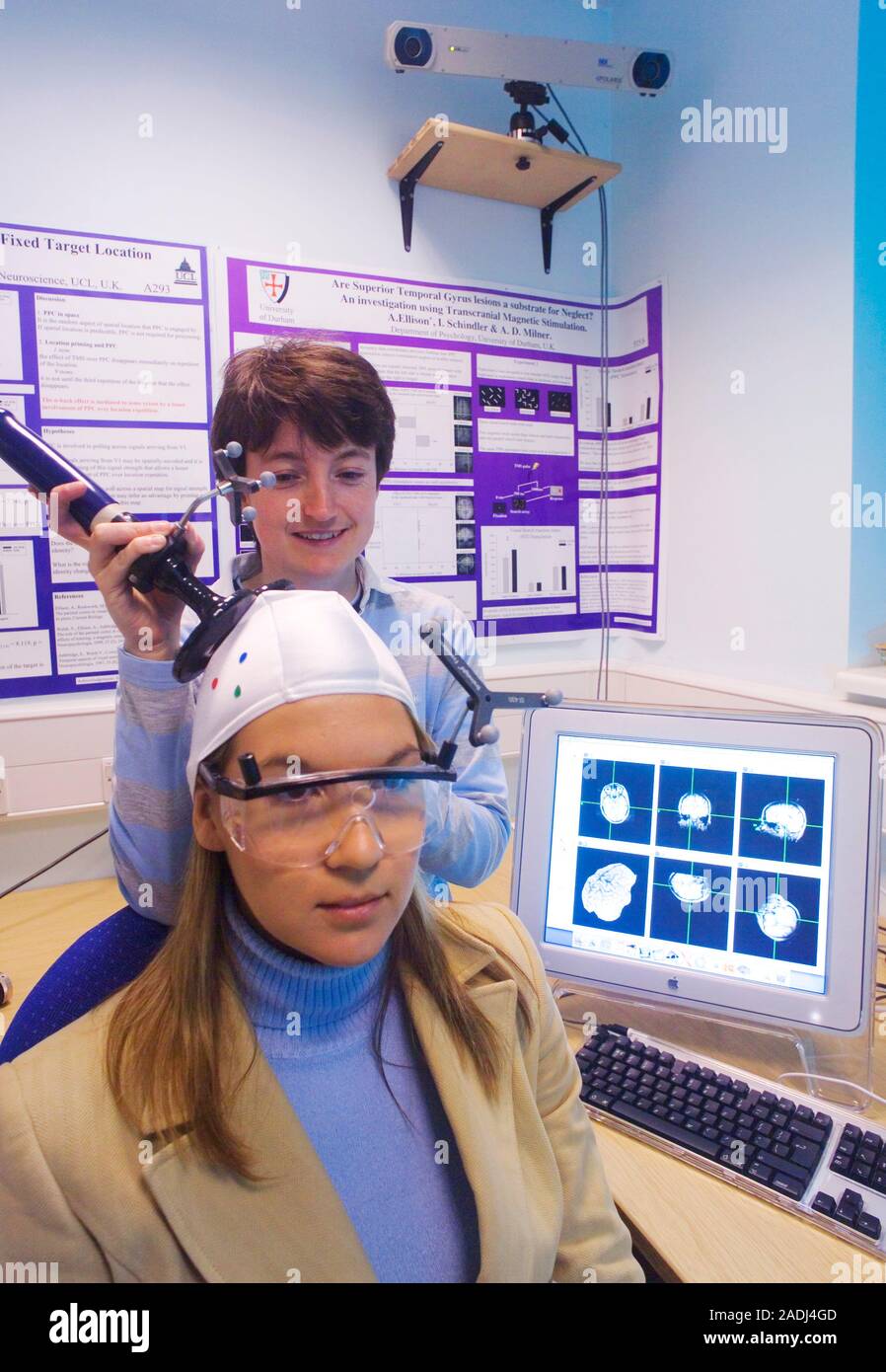 La cartographie du cerveau. Femme objet image-guided stimulation magnétique de transcranial (TMS) brain mapping. Le groupe électro-magnétique figure- de-huit (bobine en res Banque D'Images