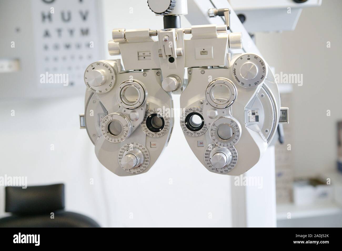 L'examen des yeux de l'équipement. Cette pièce d'équipement est appelé une  lunette et est utilisé au cours d'un œil (ophtalmique) examen clinique pour  une mesure Photo Stock - Alamy