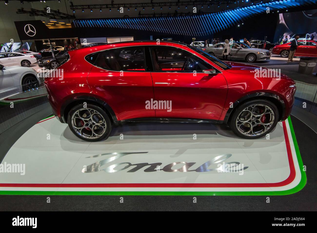 LOS ANGELES, CA/USA - 21 NOVEMBRE 2019 : une Alfa Romeo Tonale crossover hybride électrique concept au Salon de l'automobile de Los Angeles. Banque D'Images