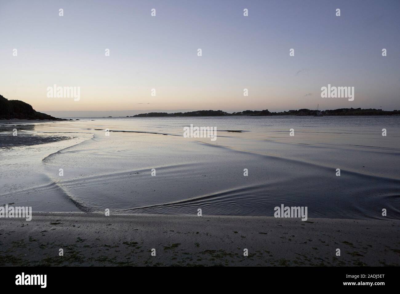 Plage en Bretagne le soir, crépuscule, peacefiul l'humeur, l'eau peu profonde à l'avant-plan Banque D'Images