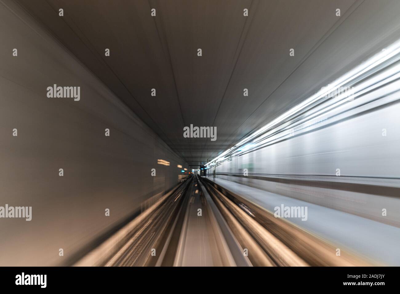 Blurred Motion Voyager en train sur tunnel Banque D'Images