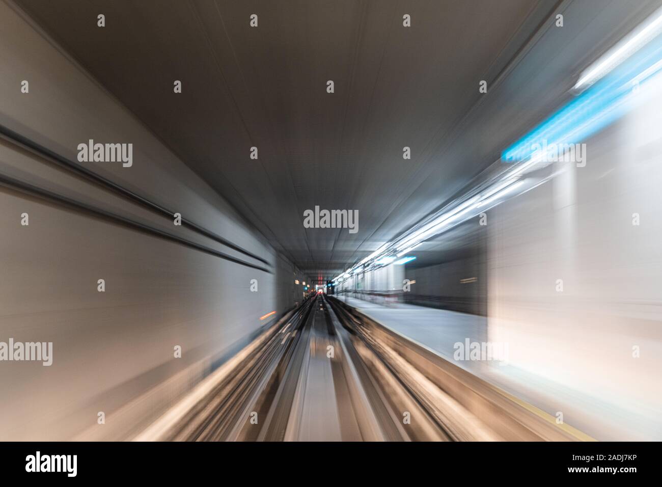 Blurred Motion Voyager en train sur tunnel Banque D'Images