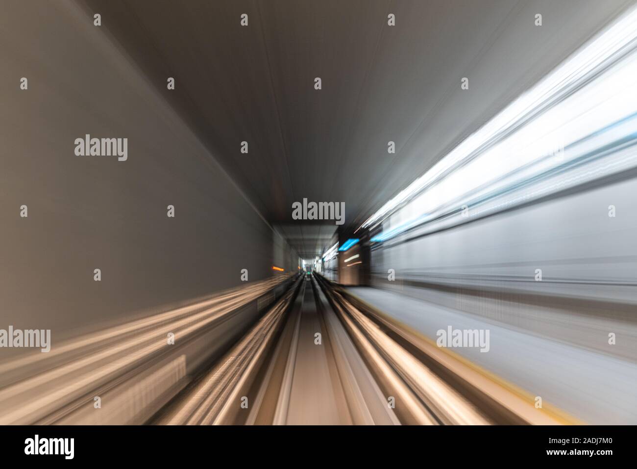 Blurred Motion Voyager en train sur tunnel Banque D'Images