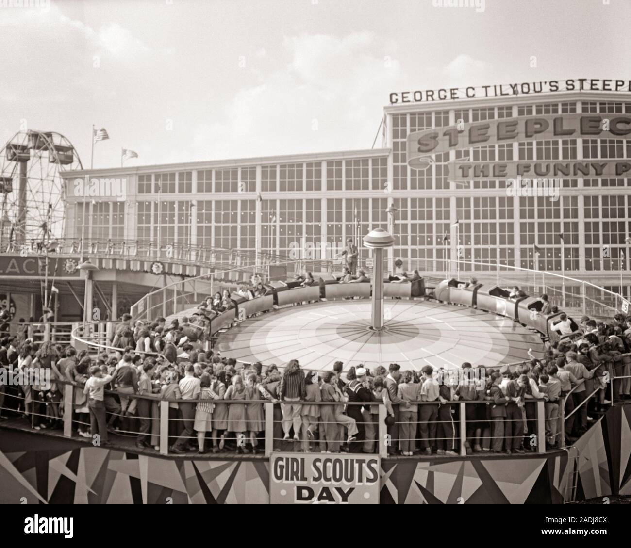 1940 Foule DES JEUNES ALIGNÉS POUR ESSAYER UN TOUR EN COURSE D'AMUSEMENT PARK SUR GIRL SCOUT JOUR CONEY ISLAND NEW YORK USA - q41155 CPC001 VITESSE DE VIE JOIE HARS FEMELLES FOULE ASSEMBLÉE SCOUT UNITED STATES COPIE ESPACE AMITIÉ CHERS PERSONNES MASSE UNITED STATES OF AMERICA RISQUE MÂLES TEENAGE GIRL BOY DIVERTISSEMENT CARNAVAL RESORT B&W D'ÉMOTION BONHEUR RASSEMBLEMENT HAUTE EXCITATION LOISIRS LOISIRS AVENTURE ANGLE ESSAYEZ DE CONEY ISLAND NEW YORK NEW YORK NEW YORK CITY À mi-chemin des villes de l'arrondissement d'obstacles mineurs pré-ADO PRÉ-ADO Garçon Fille PRÉADOLESCENTE RIDES FOULE TOGETHERNESS Banque D'Images