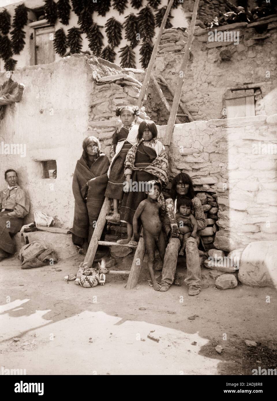 1890 1890 Native American Indian HOPI FAMILLE ADULTES ET ENFANTS POSÉS À LA CAMÉRA À SHIPAULOVI VILLAGE PUEBLO ARIZONA USA - q73426 CPC001 HARS 6 UNITED STATES COPIE ESPACE PLEINE LONGUEUR D'AMITIÉ CHERS PERSONNES VILLAGE INDIENS Etats-unis D'AMÉRIQUE S'OCCUPENT LES HOMMES SIX CADRES PÈRES ADULTES B&W AMÉRIQUE DU NORD DE L'AMÉRIQUE DU NORD CONTACT VISUEL PRETEEN BOY SÉCHÉ ET LES INDIENS DE L'ARIZONA AMERICAN PUEBLO 1890 ADOBE JUVÉNILES MID-ADULT MID-ADULT MAN LES AMÉRINDIENS POSÉS PRÉ-ADO fille préadolescente RISTRA AZ ENSEMBLE NOIR ET BLANC à l'ANCIENNE LES HOPI Banque D'Images