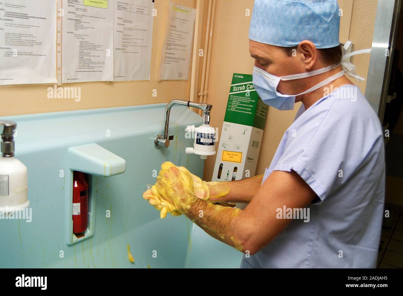 Préparation de la chirurgie. Le récurage chirurgien ses mains avec un savon  antibactérien avant utilisation. Des normes élevées d'hygiène doivent être  maintenus dans l'operati Photo Stock - Alamy