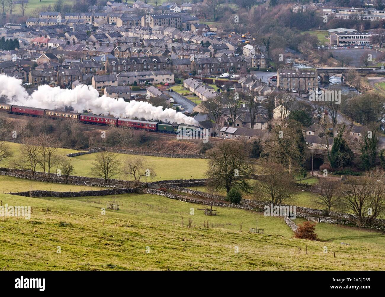 Régler, North Yorkshire, UK. 9Th Jul 2019. The Flying Scotsman locomotive vapeur avec 'La vapeur' Dalesman Noël spécial. Vu ici à régler voyageant au nord de Carlisle sur la célèbre ligne de chemin de fer s'installer à Carlisle, sur un voyage aller-retour de Manchester. Le voyage de retour a été via Shap sur la West Coast Main Line. Crédit : John Bentley/Alamy Live News Banque D'Images