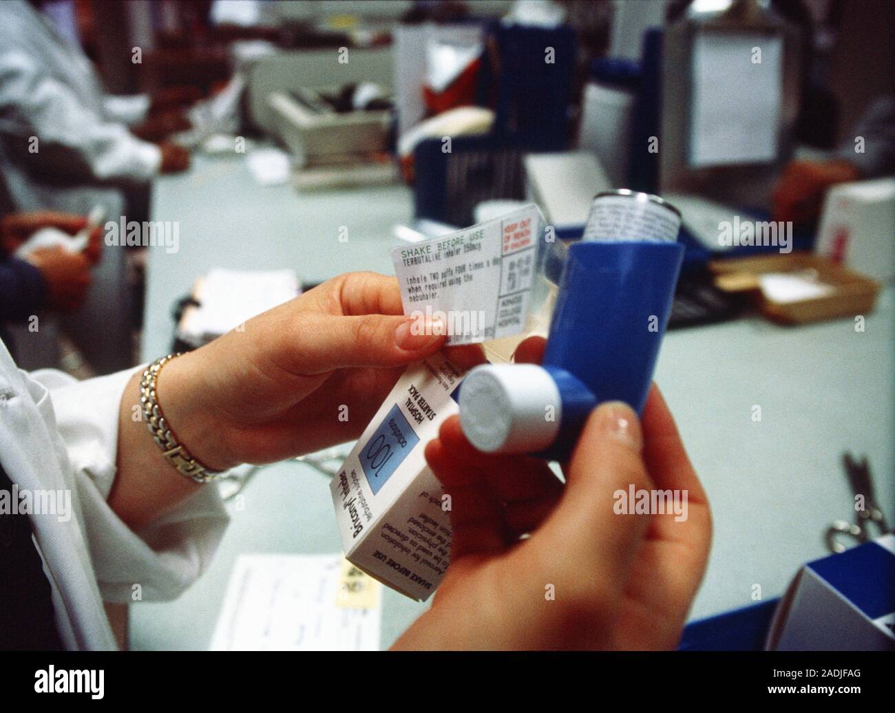 Pharmacien au travail. Pharmacien dispense un aérosol inhalateur d'asthme  dans une pharmacie Photo Stock - Alamy