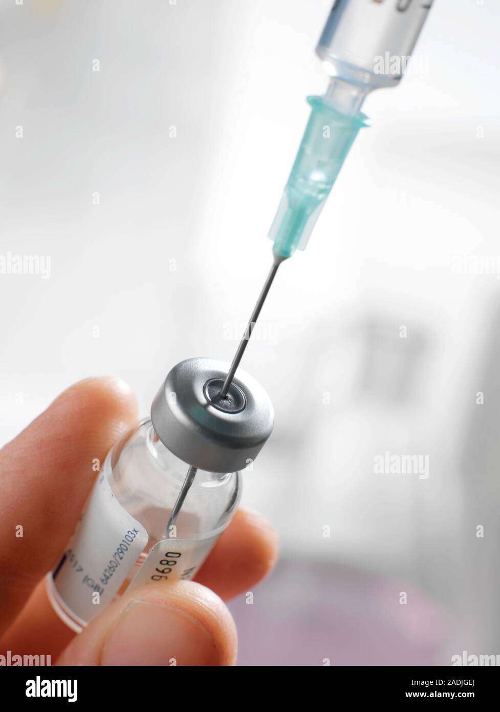 L'injection. Seringue d'être rempli à partir d'une fiole fermée d'un médicament ou vaccin. Le joint en caoutchouc conserve le contenu du flacon stérile, mais peut être percé par Banque D'Images