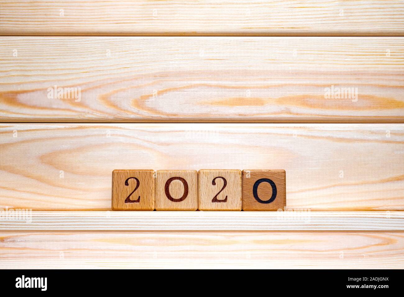 Nouvelle année 2020. bonne année, modèle de carte de vœux, 2020 sur les cubes en bois sur fond de bois, table, bannière avec copie espace pour le texte. L'espace de copie, brochure Banque D'Images