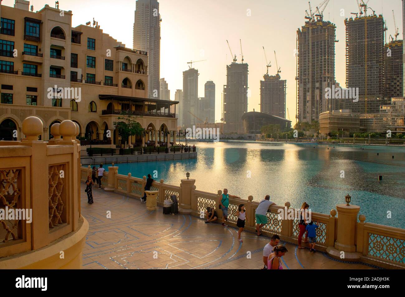 Dubaï / Emirats Arabes Unis - 5 novembre, 2019 : Souk Al Bahar avec bord de l'eau et fontaines. Belle vue sur Dubai downtown district avec restaurants et souk next Banque D'Images