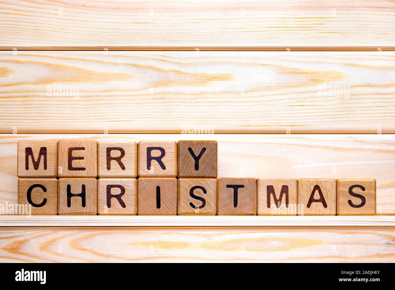 Concept avec Noël Joyeux Noël tiens formé avec des blocs en bois sur fond de bois. Thème de Noël arrière-plan, brochure, carte de souhaits, simple et élégant, l'échantillon, modèle, copy space Banque D'Images