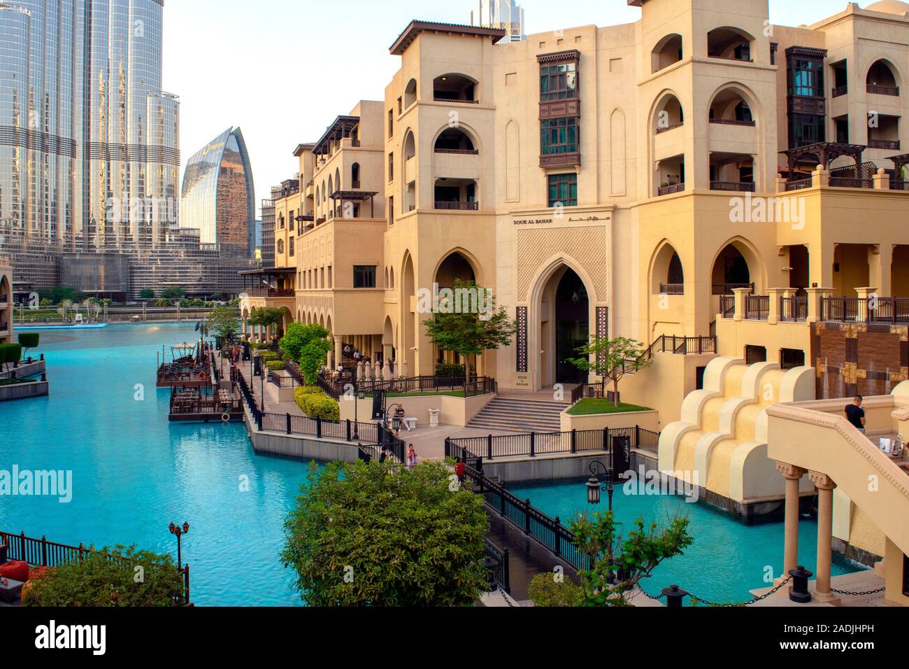 Dubaï / Emirats Arabes Unis - 5 novembre, 2019 : Souk Al Bahar avec bord de l'eau et des restaurants. Belle vue sur Dubai downtown district avec restaurants et souk. Banque D'Images