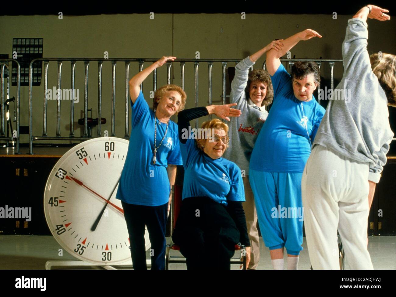 L'exercice aérobic. Les femmes âgées d'être instruit dans les exercices d'étirement par un instructeur d'aérobic dans un gymnase. Les étirements peuvent aider à chauffer Banque D'Images