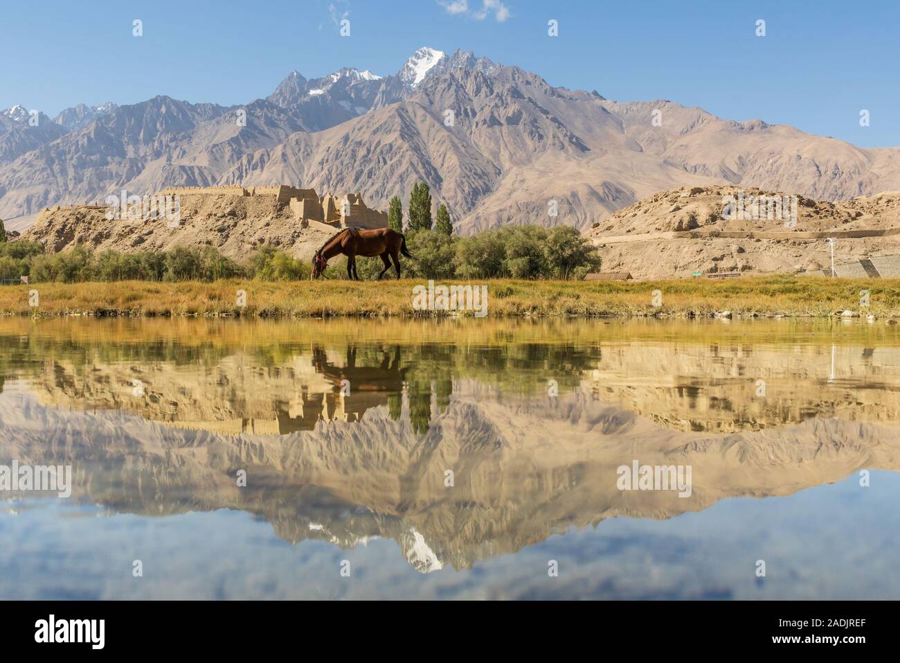 Dernière ville avant la frontière avec le Pakistan, Tashkurgan est l'un des plus beaux endroits de la région du Xinjiang. Ici en particulier la forteresse Banque D'Images