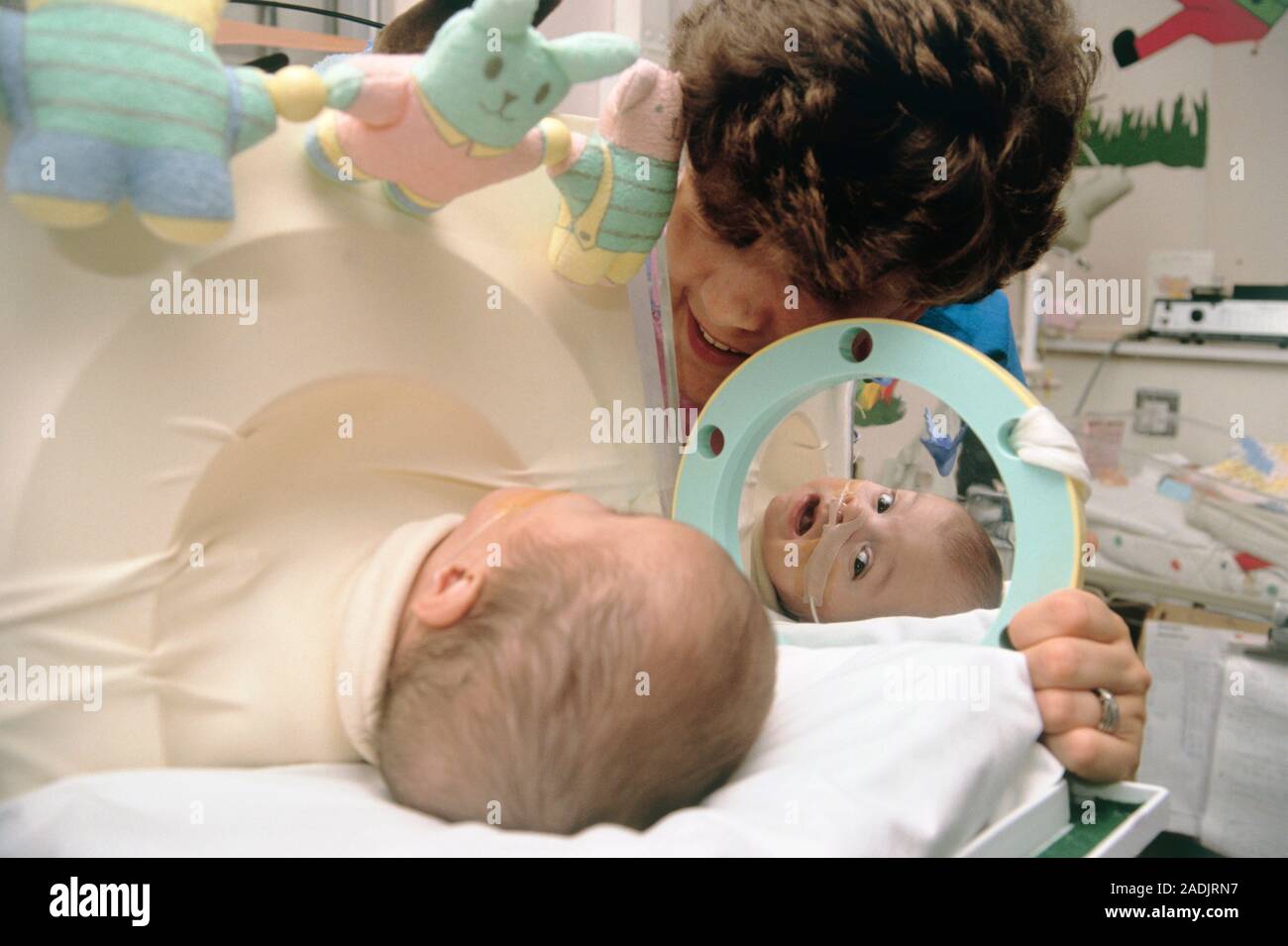 Avec Seulement Sa Tete Exposee Au Monde Exterieur James Jennings Un Bebe Ne Prematurement A 28 Semaines Se Trouve Dans Un Poumon De Fer Miniature Dans L Onu Neonatale Photo Stock Alamy