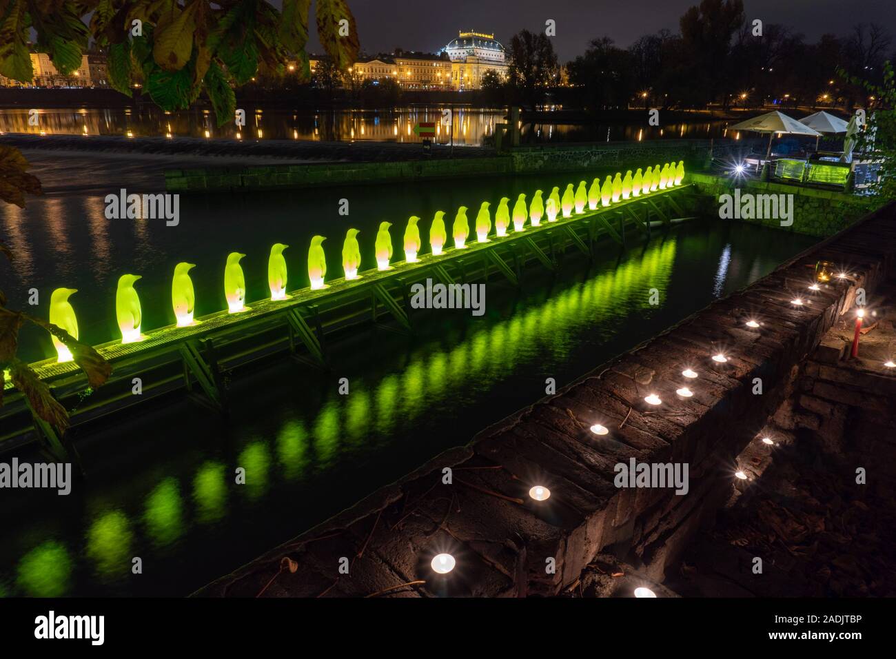 Construction moderne art rougeoyant à Prague. Lemon-couleurs brutes de pingouins se reflétant dans l'eau la nuit Banque D'Images