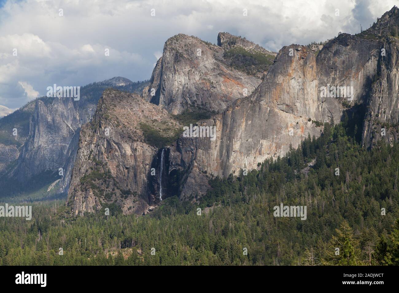 Les roches de la cathédrale et de l'automne Bridalveil Vue de Tunnel, Yosemite National Park, California, USA. Banque D'Images