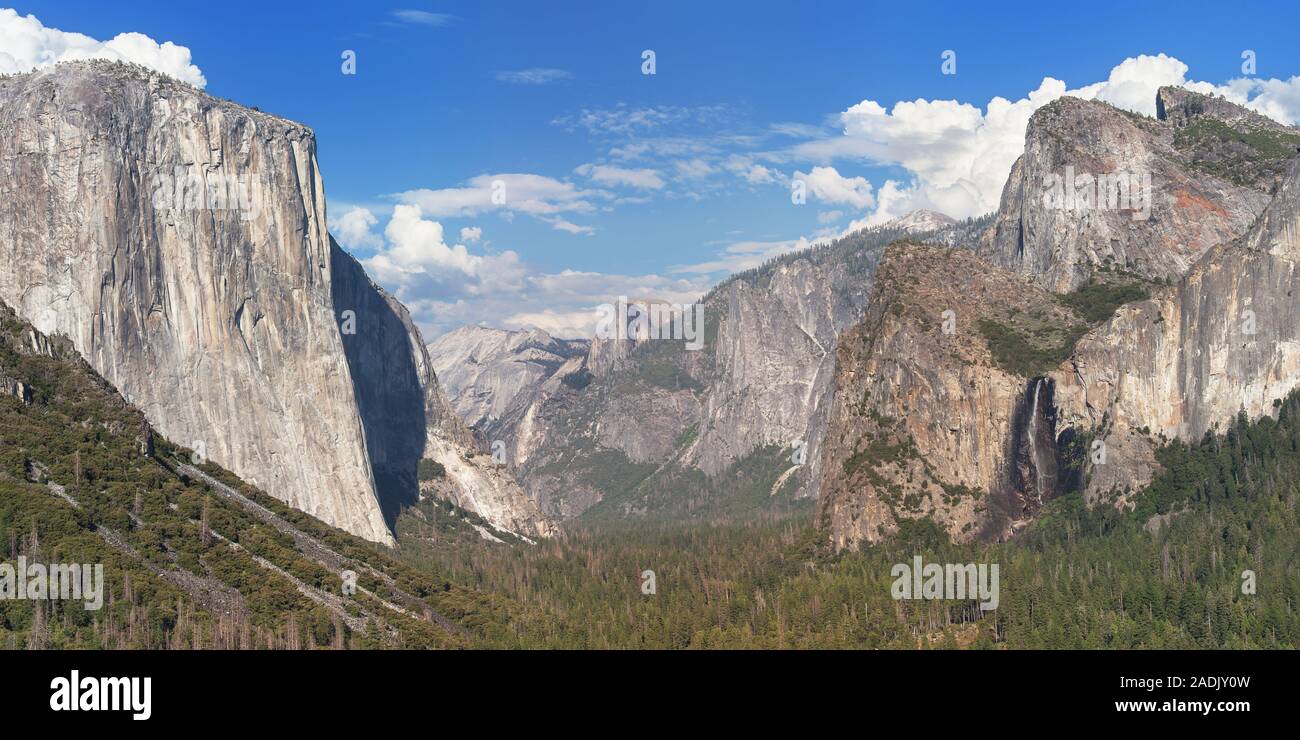 Panorama de la vallée de Yosemite de vue de Tunnel, Yosemite National Park, California, USA. Banque D'Images