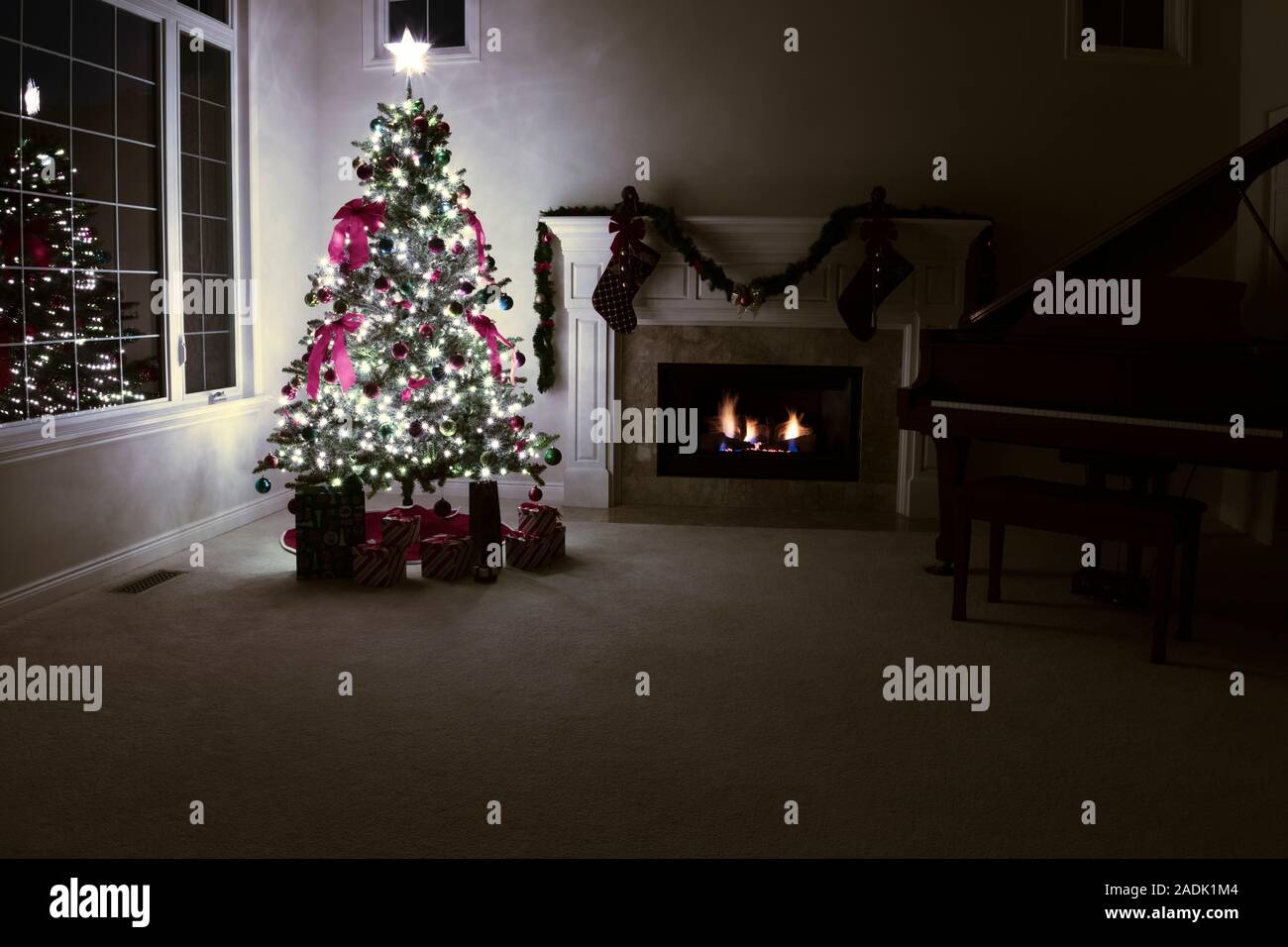 Éclairées de Noël avec cheminée rougeoyante dans home Banque D'Images
