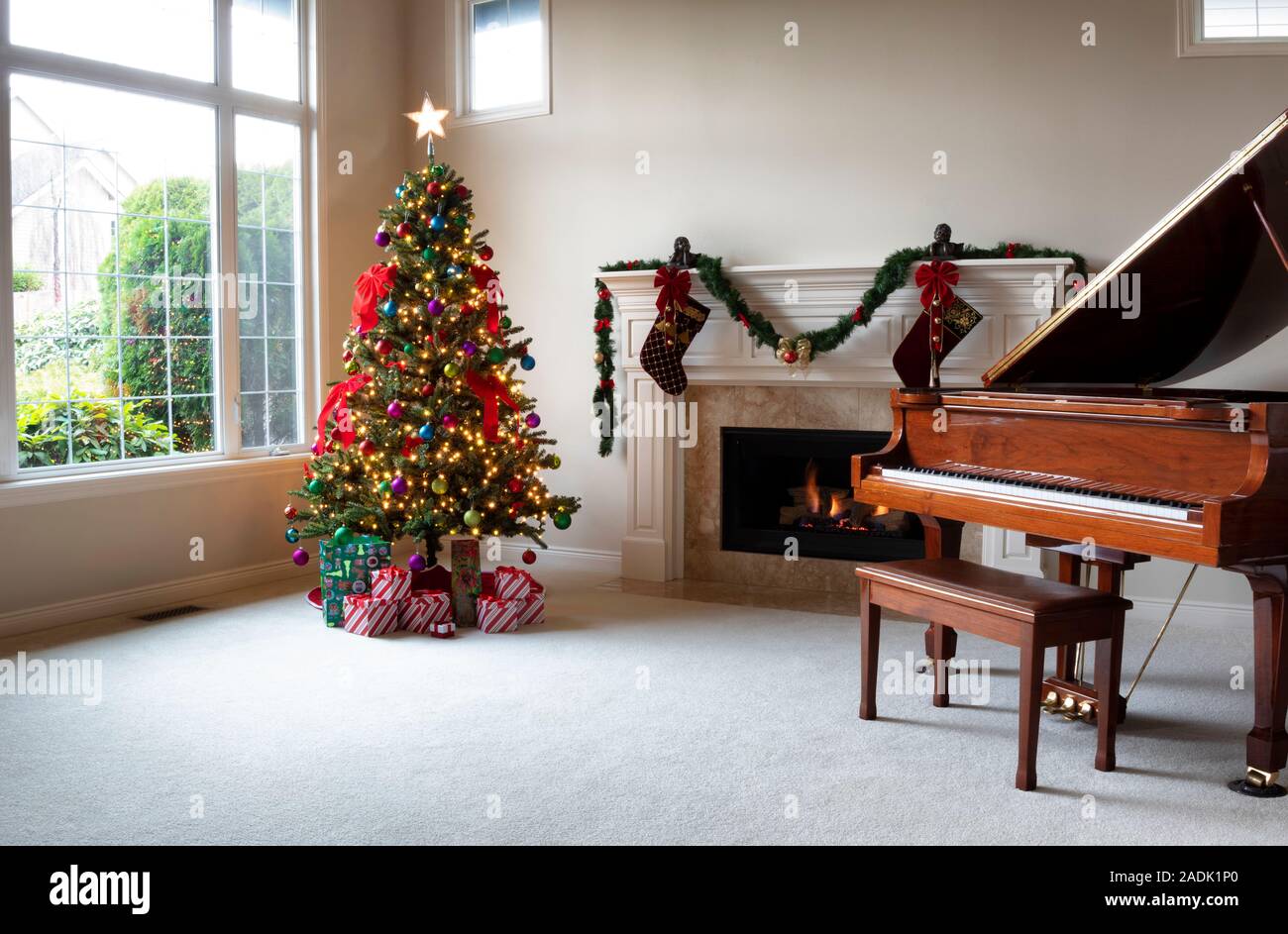 Éclairées de Noël avec cheminée rougeoyante dans la maison pendant la journée Banque D'Images