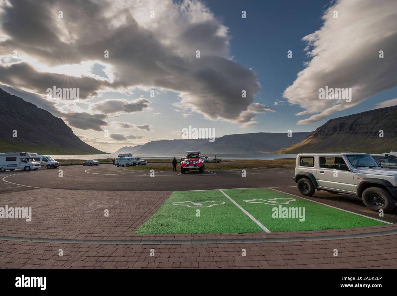 Les points de charge électrique dans le stationnement, cascades, Dynjandi Westfjords, Islande. Banque D'Images Les points de charge électrique dans le stationnement, cascades, Dynjandi Westfjords, Islande. Banque D'Images