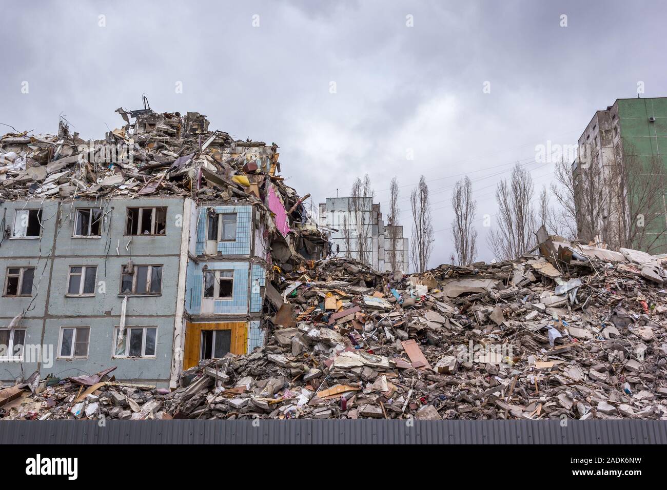 Démolition de bâtiments en milieu urbain. Maison en ruines. Banque D'Images