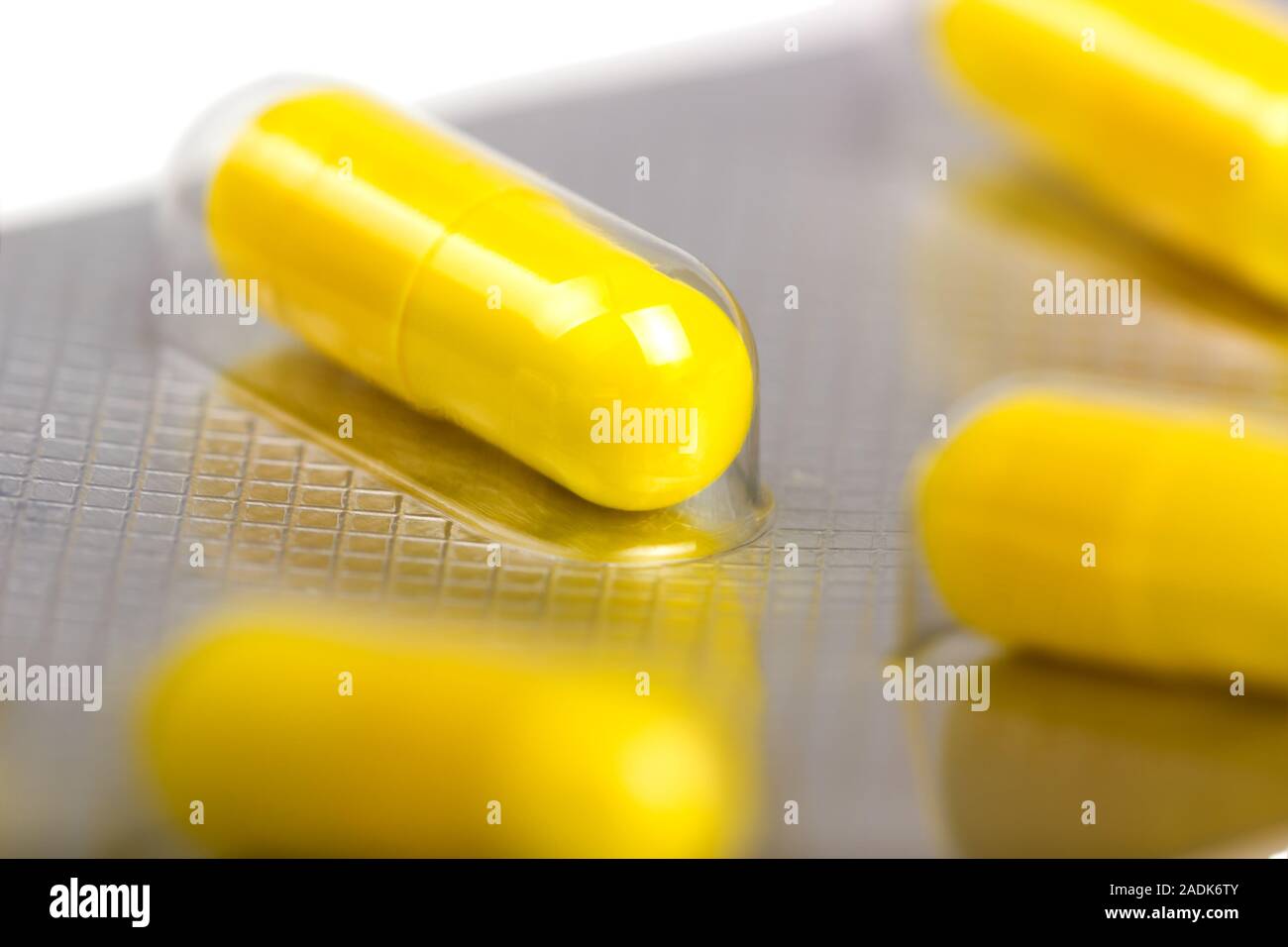 Les capsules de médicaments conditionnés dans des blisters isolé sur fond blanc Banque D'Images