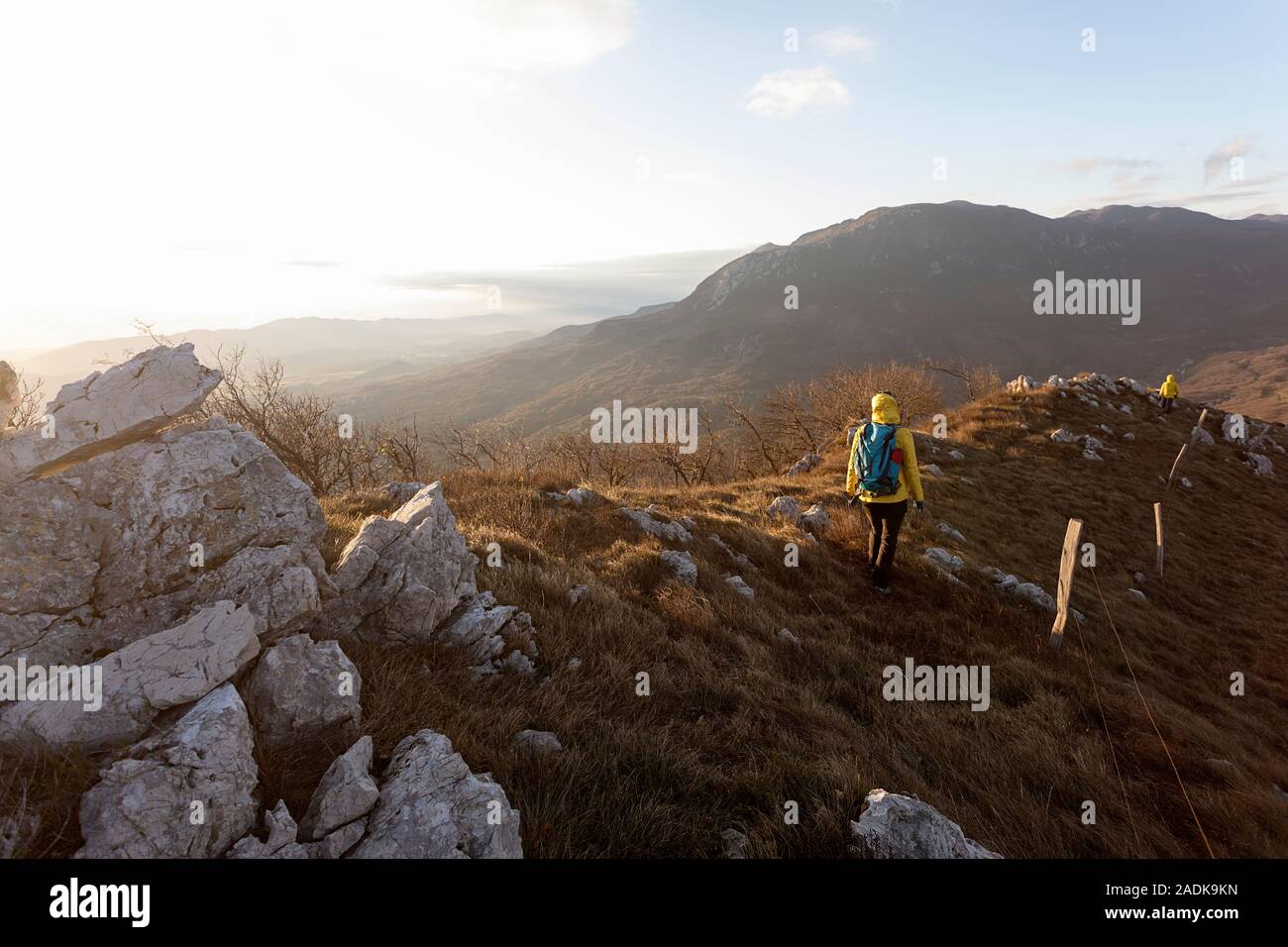 La mère et le fils de la randonnée sur le bord de Trnovo plateau forestier au coucher du soleil avec vue magnifique sur la vallée de Vipava, Slovénie Banque D'Images