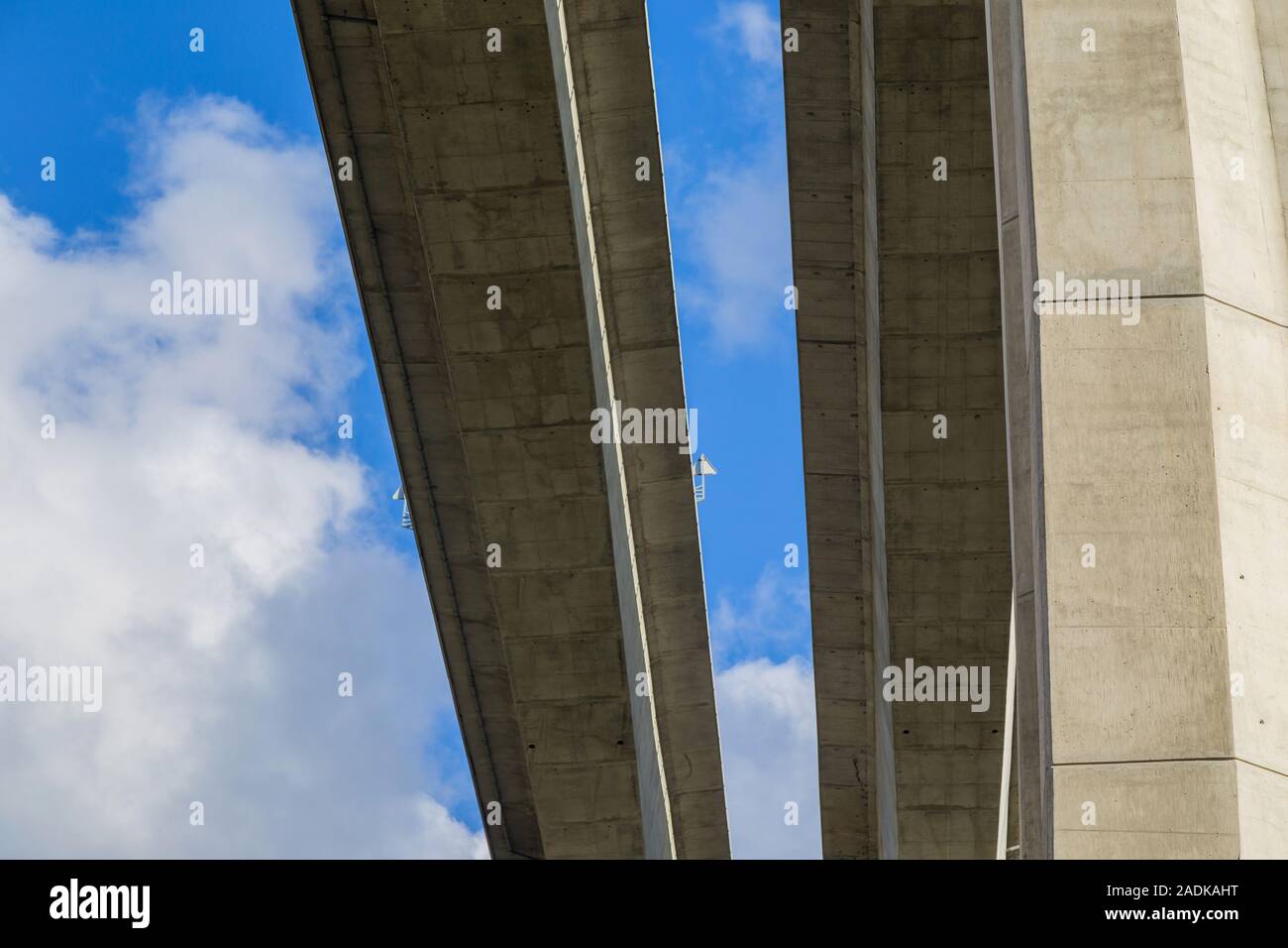 Pont en béton de la route d'en bas, dans le nord du Portugal Banque D'Images