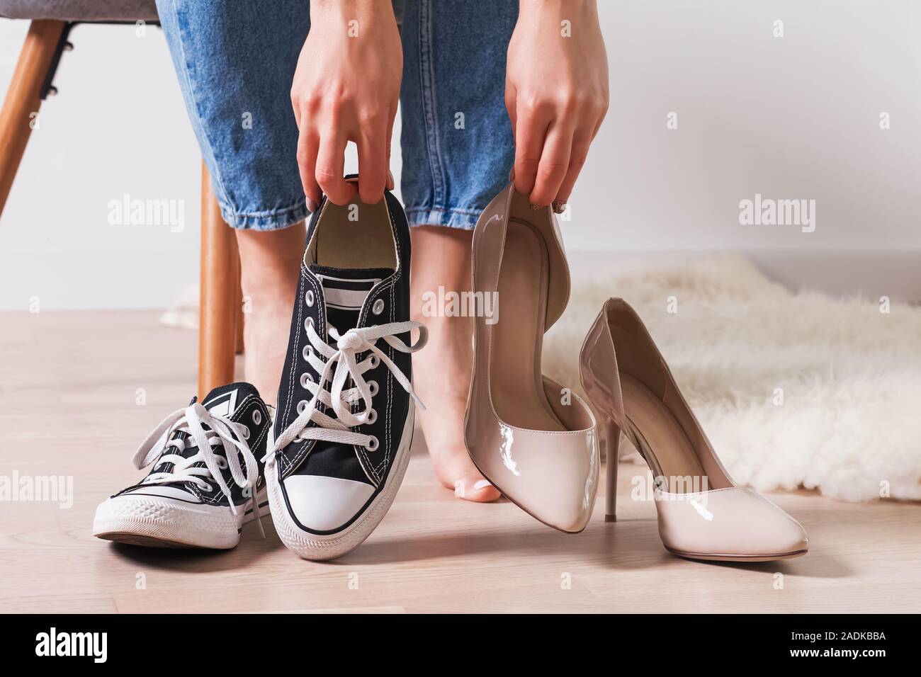 Femme tenant dans une main et de l'espadrille talon haut élégant dans d'autres. Banque D'Images