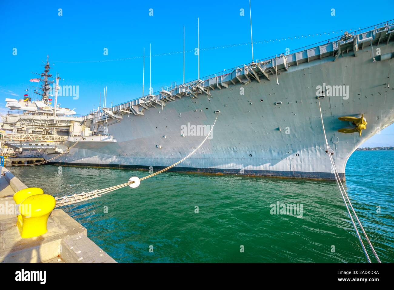 Le navire de guerre USS Midway mémorial de guerre froide à San Diego en Californie, le Navy Pier de United States. Historique National Monument patriotique. San Diego, Marine Banque D'Images