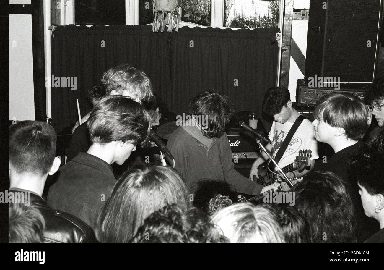 Groupe Indie Ride sont perdus dans la foule à l'Wheatsheaf, Dunstable, UK, 29/01/90. Banque D'Images