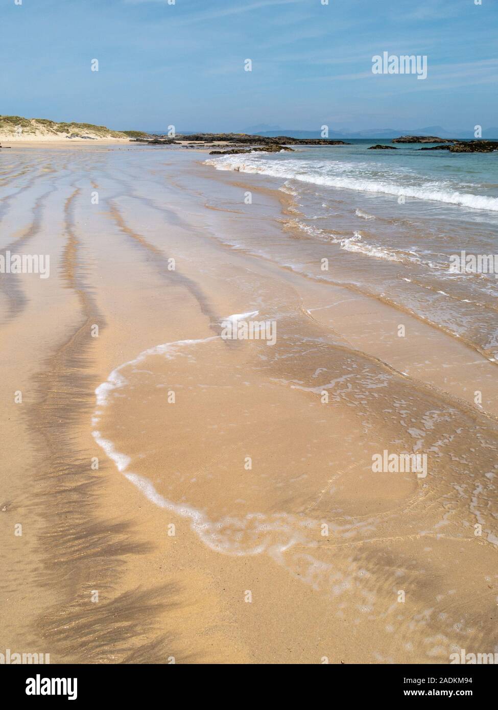 Étendue de sable propre et belle, les vagues de l'océan, Balnahard beach, à l'île de Colonsay dans les Hébrides intérieures, Ecosse, Royaume-Uni Banque D'Images