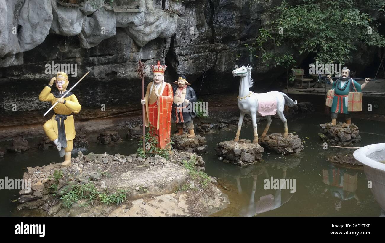 Les sculptures de l'histoire de la folk vietnamiens Monkey King ou Te Thien Dai Thanh Tam Coc, près de Ninh Binh, Vietnam Banque D'Images
