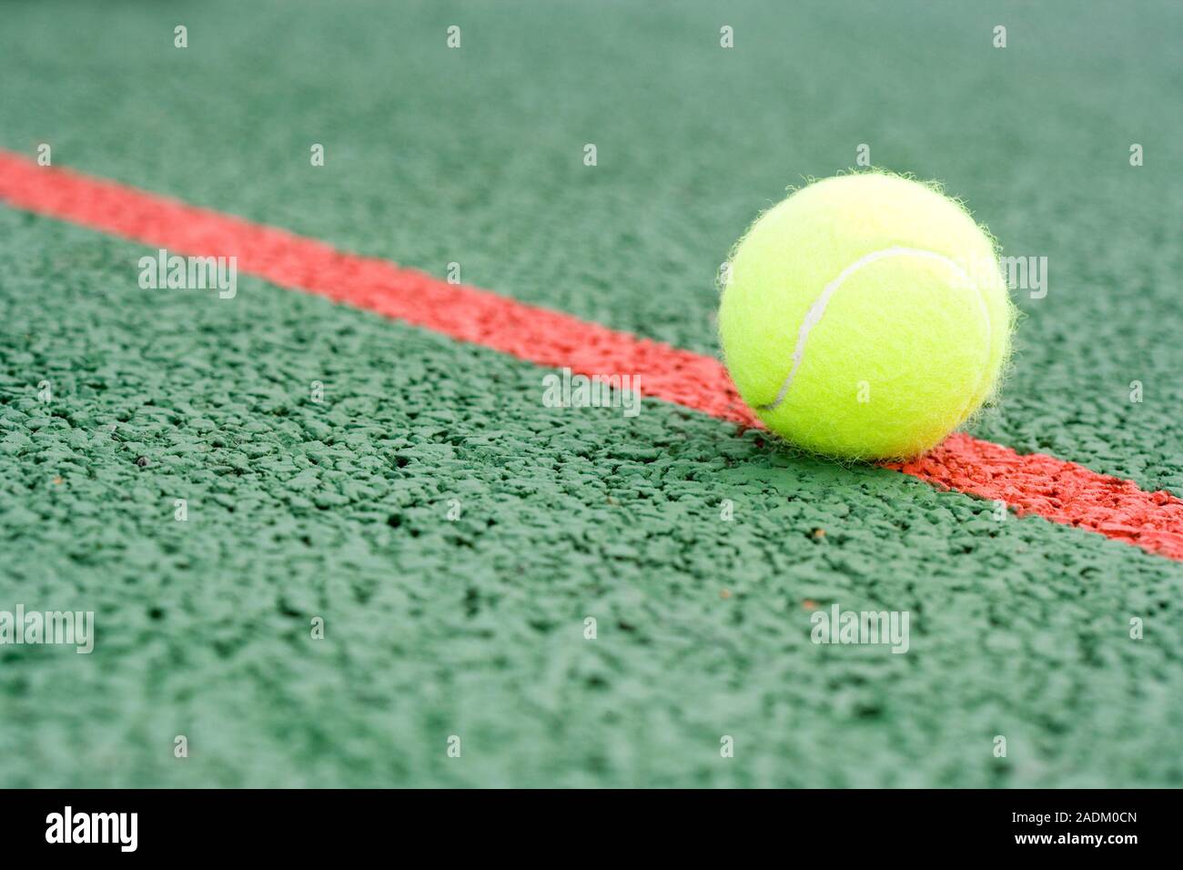 Balle de tennis sur une ligne rouge. Ce type de tennis est appelé un disque  cour parce que la musique est faite à partir de la parole. Courts en dur  sont habituellement