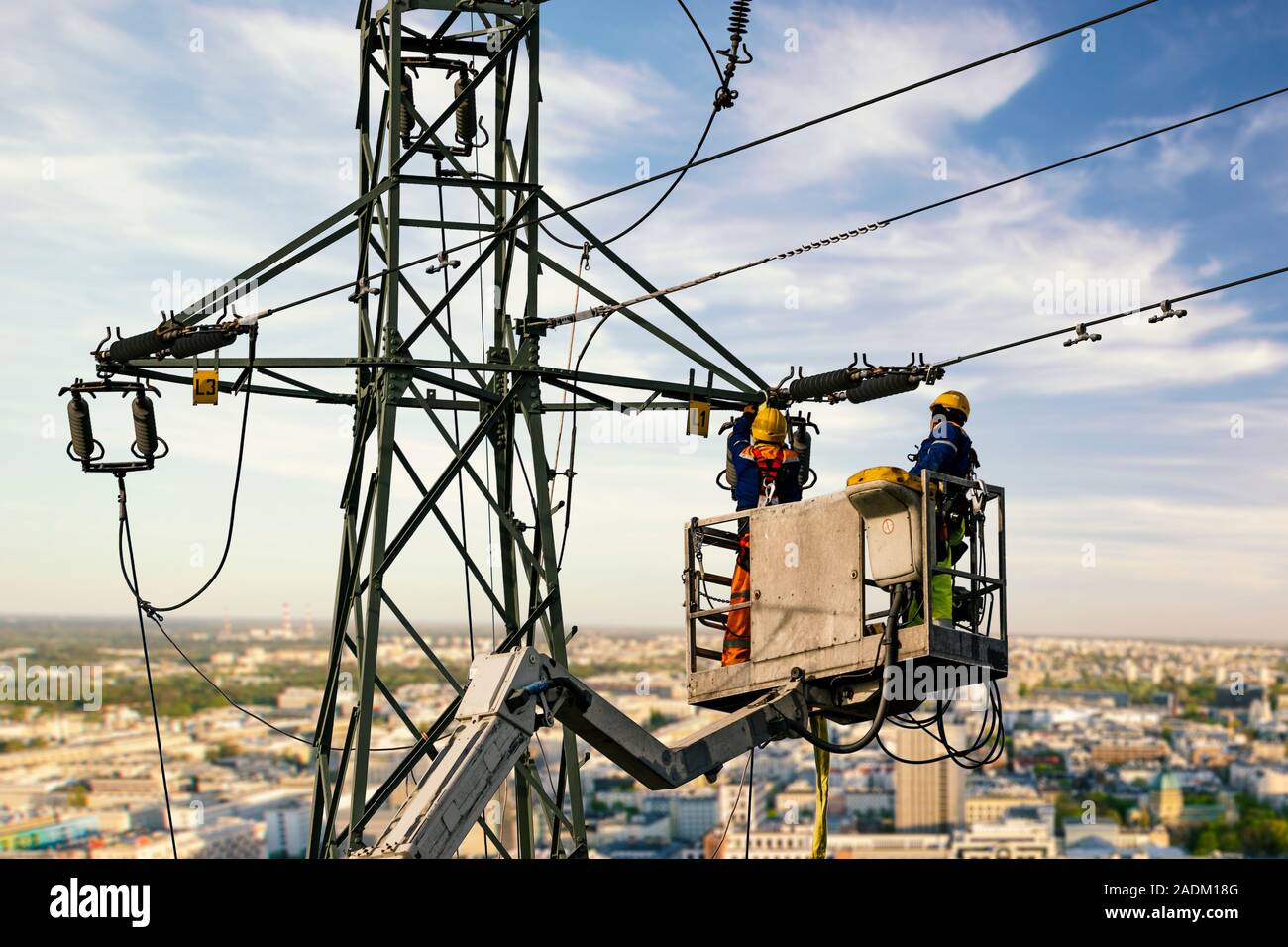 Ingénieur électrique la réparation du réseau électrique sur une rampe d'élévation Banque D'Images