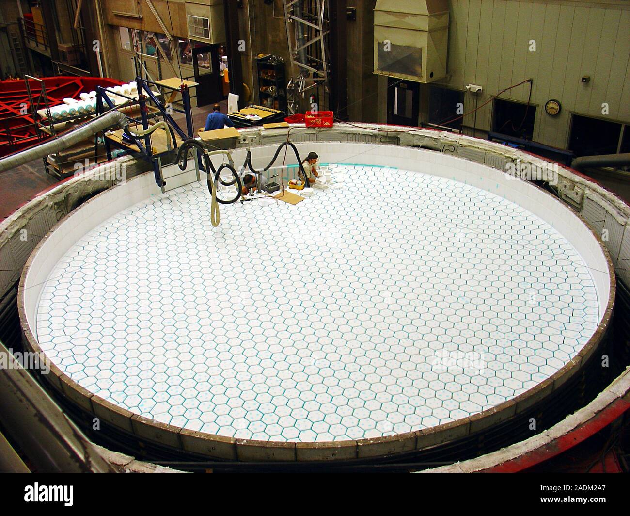 GMT fabrication miroir. Un technicien installe la fibre céramique cœurs  dans un moule qui sera utilisé pour créer un miroir pour le télescope géant  Magellan Photo Stock - Alamy