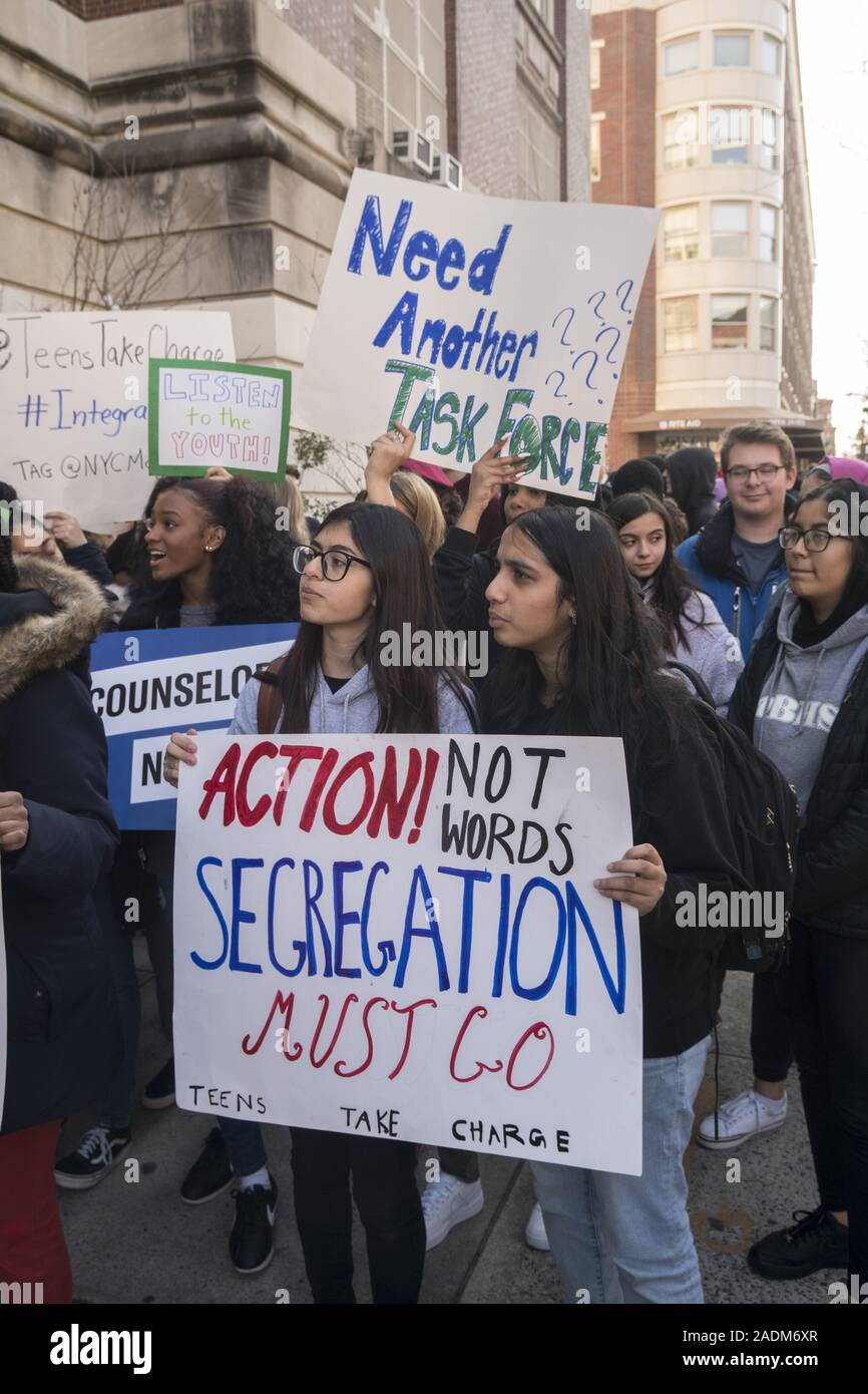 Grève des étudiants et faire preuve afin d'en finir avec la ségrégation dans les écoles de la ville de New York en face de John Jay High School sur la 7e Avenue à Park Slope, Brooklyn, New York. Dirigé par la campagne populaire de l'adolescence, prendre en charge des centaines d'étudiants de plusieurs écoles de la ville a exigé que soit mis un terme au New York's screening system' qui a fait de la United States' plus grand district scolaire aussi le plus séparées. Banque D'Images