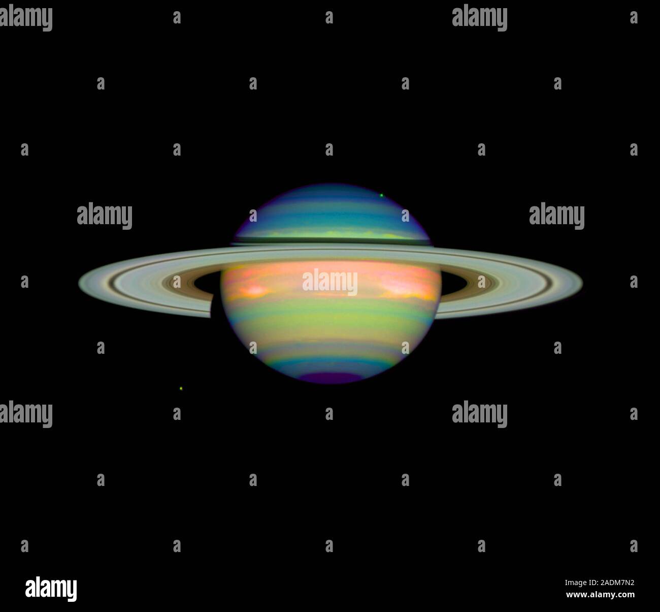 Saturne. Télescope spatial Hubble image de la planète Saturne, montrant les différents niveaux de nuages dans son atmosphère. Zones Bleues montrent une atmosphère claire vers le bas Banque D'Images