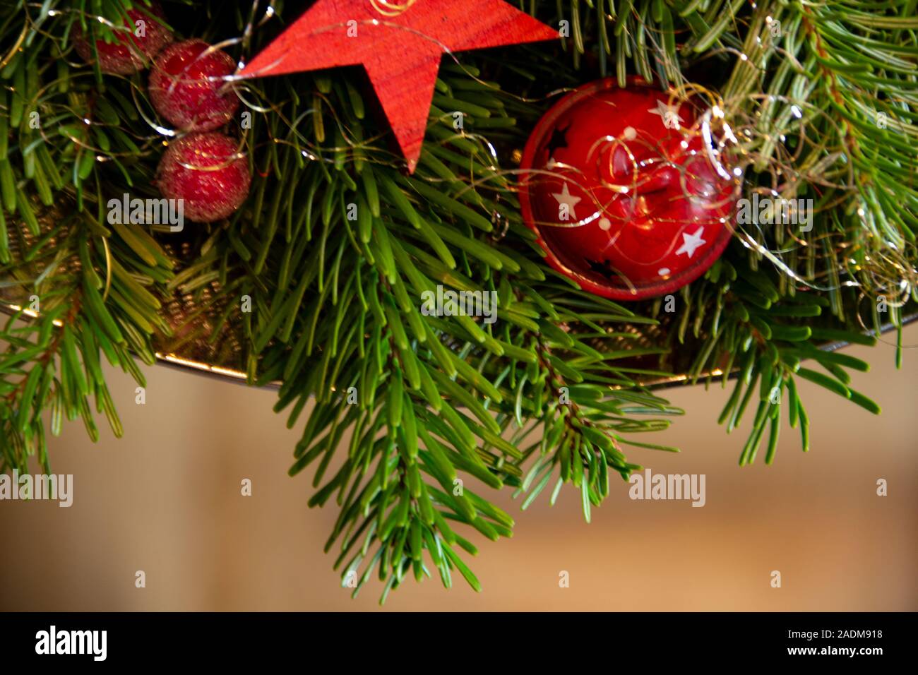Décoration de Noël coloré de près. Boules de Noël rouges et des étoiles. Vert naturel epicéa Banque D'Images