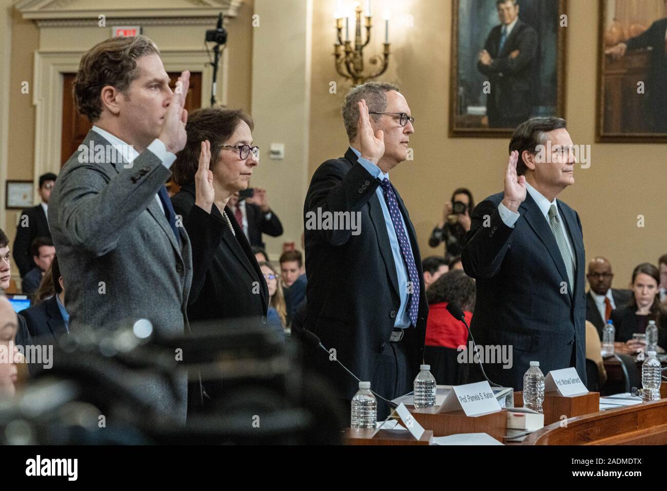 Noah R. Feldman, professeur de droit à la Harvard Law School, Pamela Susan Karlan Professeur de droit d'intérêt public et co-directrice, Contentieux de la Cour suprême, la Clinique Michael Gerhardt- Burton Craige, professeur distingué de la jurisprudence, et Jonathan Turley, avocat, professeur de droit d'intérêt public, l'École de droit de l'Université de GW, la prestation de serment avant de témoigner devant le Comité judiciaire de la Chambre pendant un ? Enquête sur la mise en accusation le Président Donald J. Trump : motifs de destitution du Président constitutionnel dans le bureau maison à Longworth, immeuble sur la Colline parlementaire le 4 décembre 2019 à Washington, DC. Pho Banque D'Images