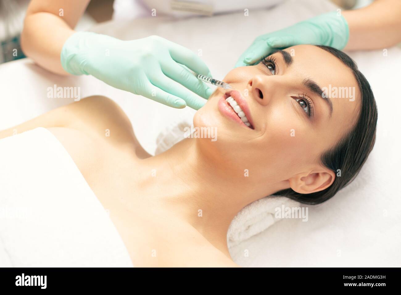 Close up of relaxed woman getting injection dans sa lèvre Banque D'Images